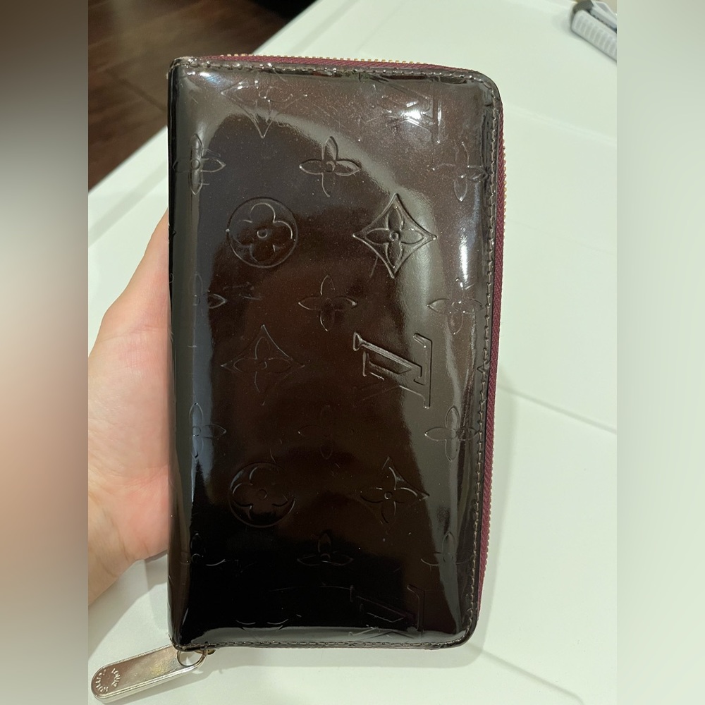 Louis Vuitton zippy wallet